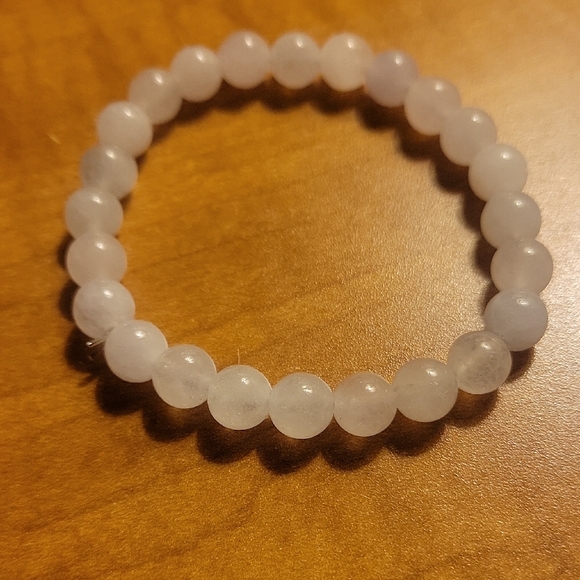 Elegant White Beaded Bracelet - Picture 1 of 1